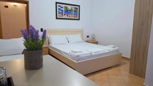 1 king bed, 1 twin bed