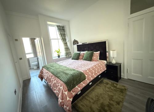 Spacious En Suite Room with Super King-size Bed
