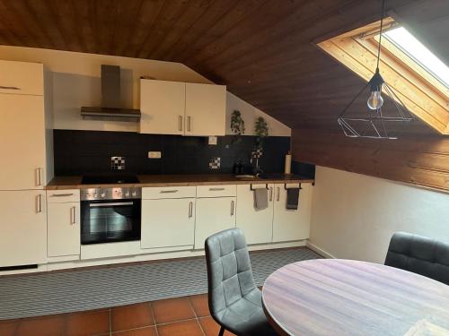 virtuve, Nette, kleine Ferienwohnung auf ehemaligem Bauernhof in Perasdorf