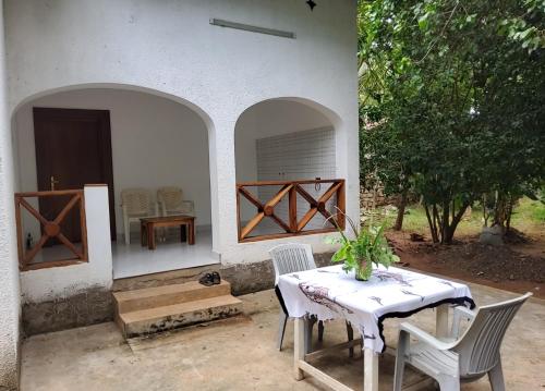 THE LEMON TREE ENSUITE at lewisville villa-A unique luxurious one bedroom holiday home in Kilifi