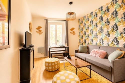 Bright Pigalle Studio with Boulevard Views