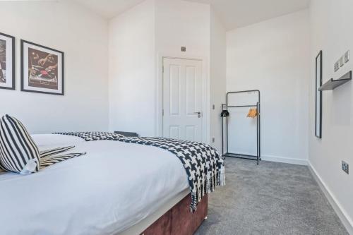 Stylish 2BR Apt near City Centre - 2 Ensuites & WiFi - image 3