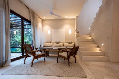 Soulful 3 Bedroom Home Steps from the Beach in Акумал