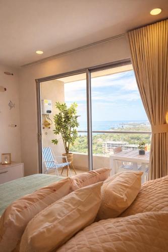 Loft with ocean views 1 min to beach pools