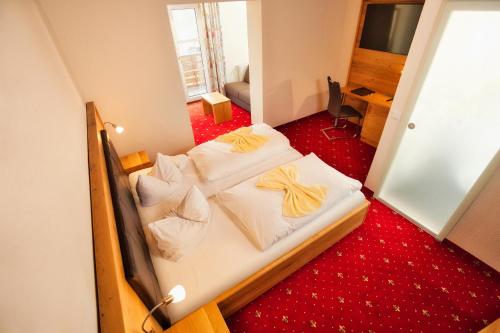 1 queen bed, 1 sofa bed