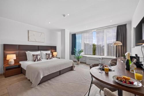 1 queen bed, 1 sofa bed