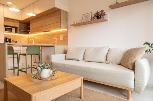 Designer Apt near Old Town with AC, Private Parking, Loggia