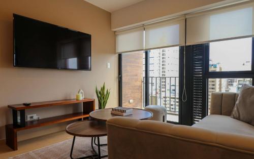 Charming 2BR with Balcony & View in Miraflores