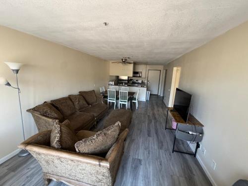 2Bd 2Ba Prime Westwood One Block from UCLA