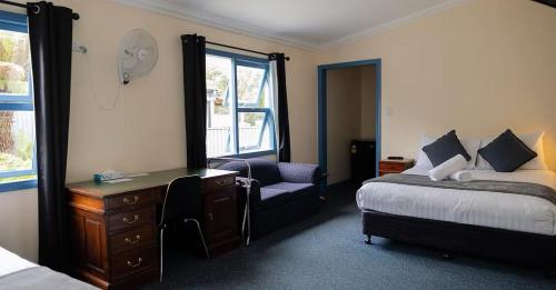 1 queen bed, 1 twin bed