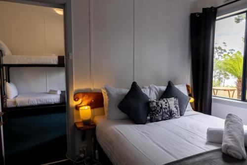 1 queen bed, 2 bunk beds
