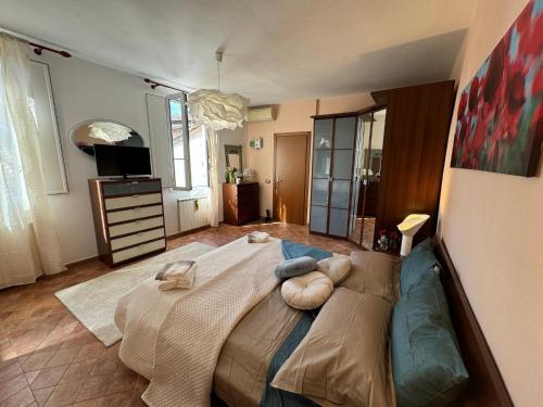 A Bright and Cozy Apartment with Stunning Views in the Heart of Lucca - image 3
