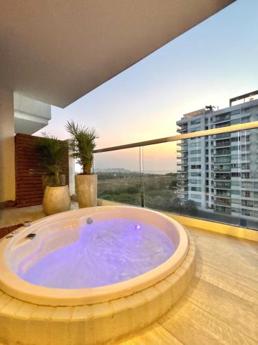 Caribbean Luxury 2BR 2Bth Gem with sea views, hot water and private jacuzzi on balcony