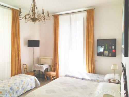 Deluxe Double or Twin Room image 10