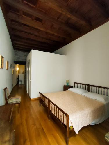 1 queen bed, 3 twin beds