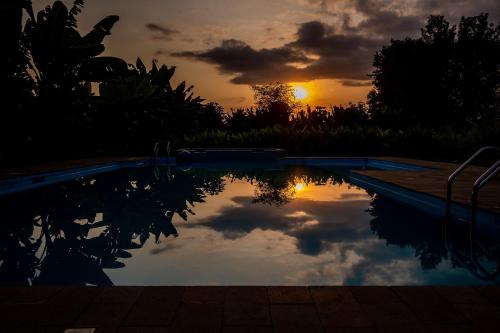 สระว่ายน้ำ, Shose Chalets, Farmhouse & Campsite in โมชี