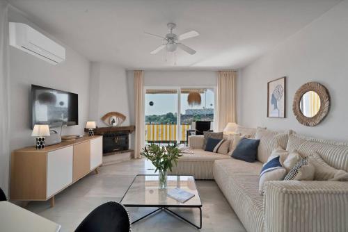 Bright Stylish Apt Sea Views, Pool and Sunsets