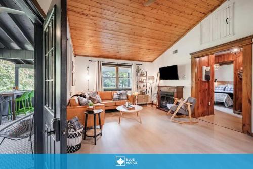Riverfront Cabin wFirepit Pool Table Porch WiFi in Hedgesville