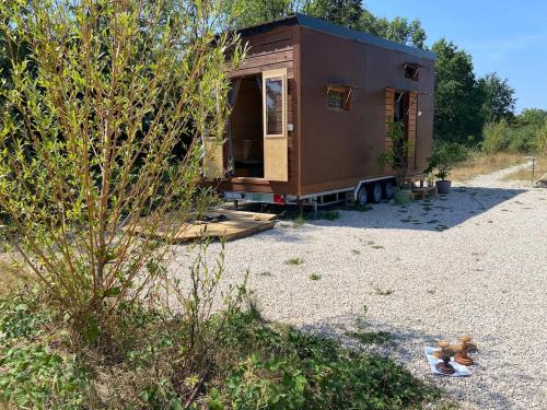 Tiny ou Petite maison sur roulettes in Beaurepaire En Bresse