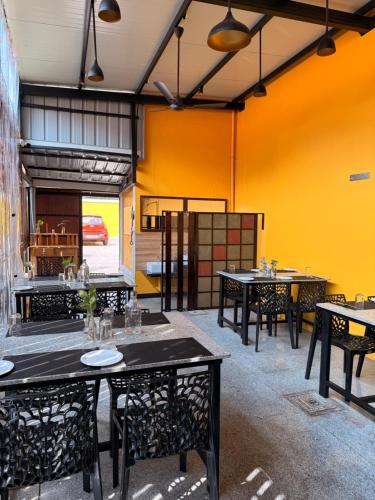 Restaurant, Hotel Grand Palais in Kumbalgodu