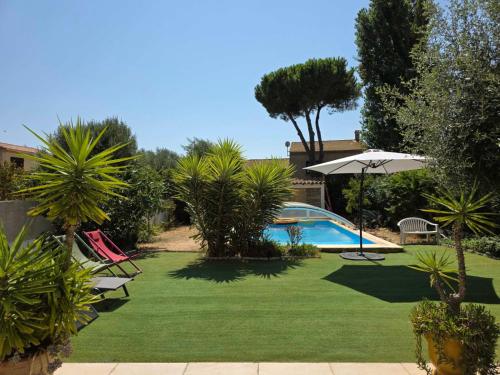 Chambre climatisée avec piscine près de la mer