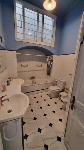 Bathroom, Patio y playa 3 chambres in Portbou