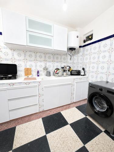 Calm Central Stay Near Beach - High-Speed WiFi, Free Parking in 엘 마시라