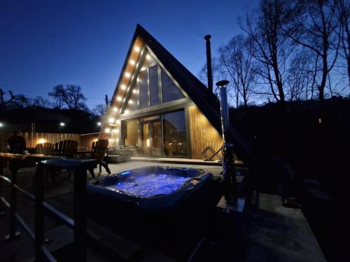 Dārzs, AVA Chalet with Jacuzzi in Komarnika