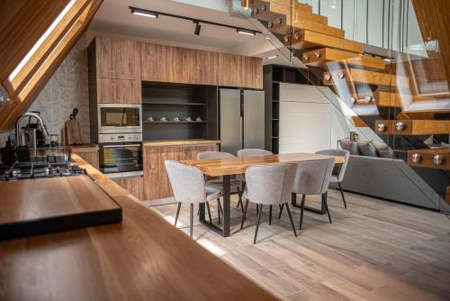 AVA Chalet with Jacuzzi in Komarnika