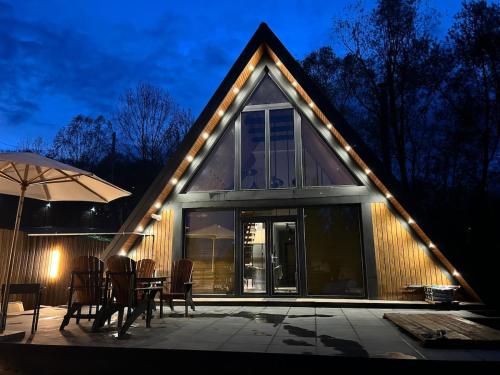 AVA Chalet with Jacuzzi in Komarnika