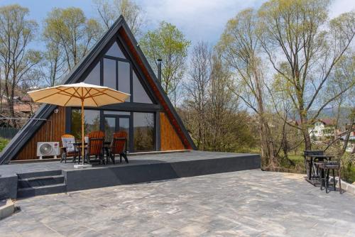 AVA Chalet with Jacuzzi in Komarnika