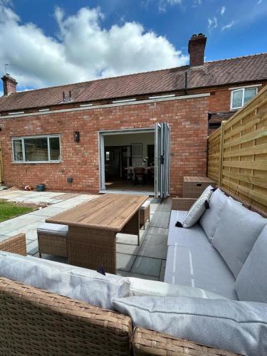 Knowle Cottage Near Stratford-upon-Avon in Wootton Wawen