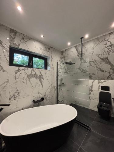 Vannas istaba, AVA Chalet with Jacuzzi in Komarnika