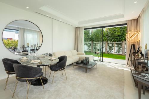 Luxury Villa with private pool - image 3