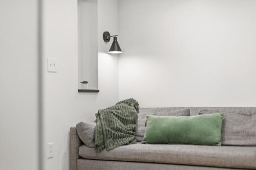 Modern Private Suite in Greenfield, Own Entry in West Homestead (PA)
