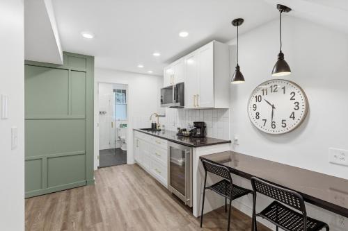 Modern Private Suite in Greenfield, Own Entry in West Homestead (PA)