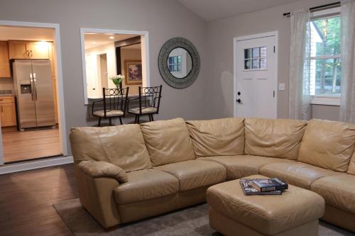 Bright & Cozy Woodland Home In Foxborough