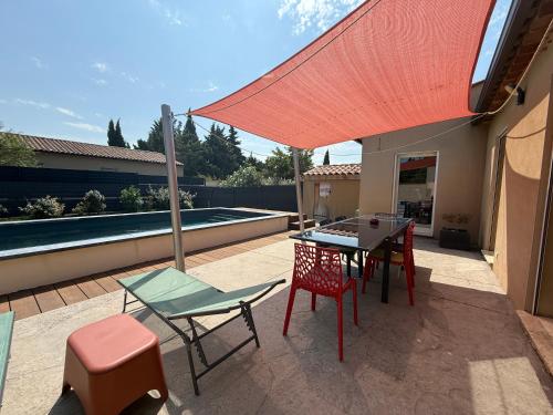 Maison 120m, piscine,jardin, parking, boulodrome in Sainte-Cecile-les-Vignes (Alpes)