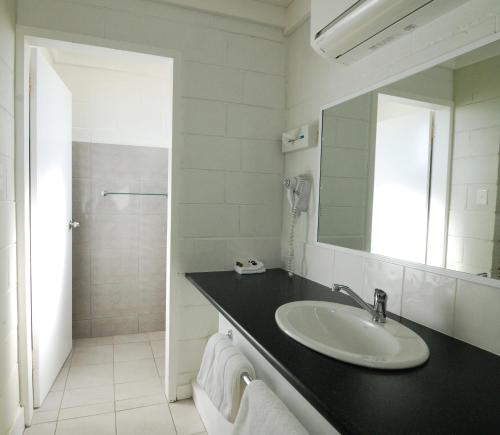 Bathroom, Mayfair Motel in West Wyalong