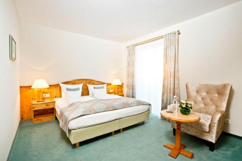 1 queen bed, 1 sofa bed