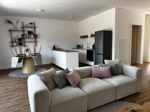 FeWo Singapore 3-Zimmer Wohnung mit Balkon am See in Gross Koris