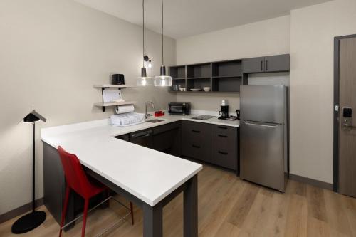 keuken, Hawthorn Extended Stay by Wyndham DeSoto in Desoto