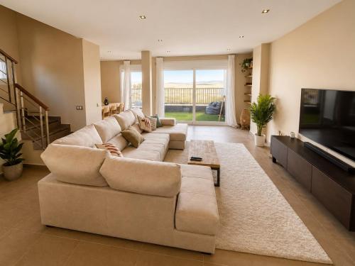 Chalet con terraza y vistas al mar