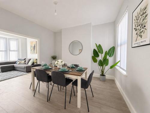 Stylish Liverpool Home Parking & Outdoor