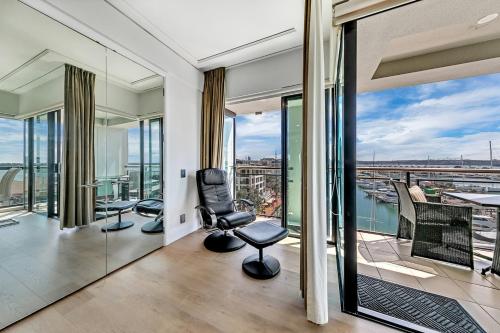Sun Soaked Corner Apartment with Harbour View, Auckland (zdjęcie 4)