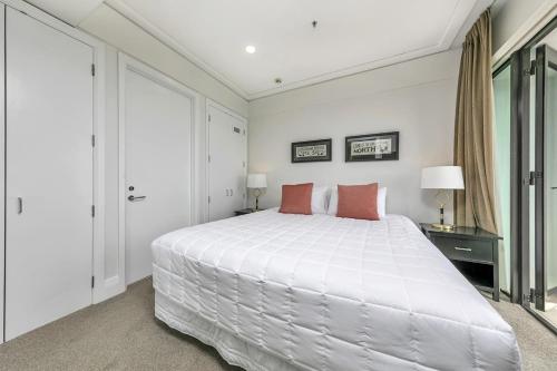 Sun Soaked Corner Apartment with Harbour View, Auckland (zdjęcie 9)