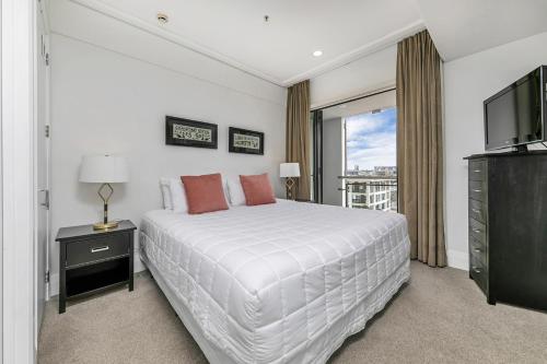 Sun Soaked Corner Apartment with Harbour View, Auckland (zdjęcie 5)