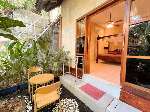 Rõdu/terrass, 250m² stuudioMaja, koos 19 privaatse vannitoaga asukohas Canggu (Serenity Eco Guesthouse and Yoga ) in Canggu
