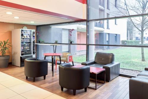 Фойє, Comfort Aparthotel Versailles, St Cyr l'Ecole in Сан-Сир-ль'Еколь