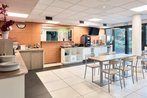 Їжа та напої, Comfort Aparthotel Versailles, St Cyr l'Ecole in Сан-Сир-ль'Еколь
